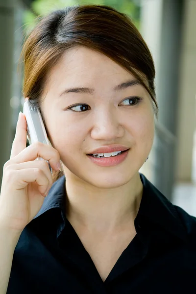 Asiática mulher de negócios com telefone — Fotografia de Stock