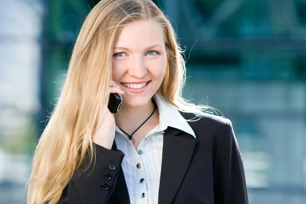 Blond affärskvinna på mobiltelefon — Stockfoto