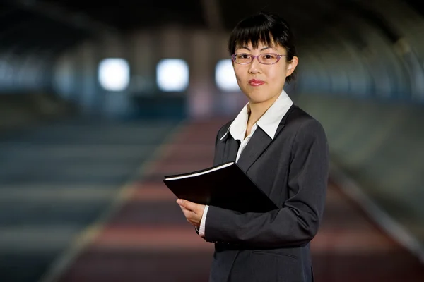 Giovane asiatica donna d'affari — Foto Stock