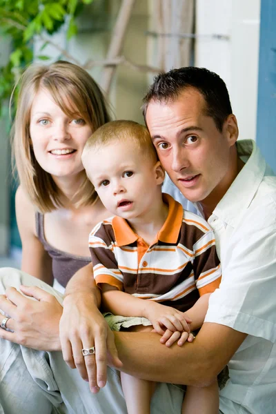 Gelukkig perfecte jonge gezin — Stockfoto