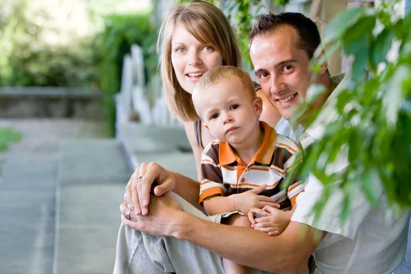 Glücklich perfekte junge Familie — Stockfoto