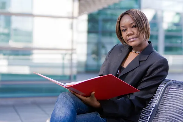 アフリカ系アメリカ人ビジネスの女性とフォルダー — ストック写真
