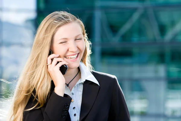 Блондинка бизнес-леди на мобильном телефоне — стоковое фото