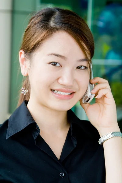 Asian business woman with phone — Φωτογραφία Αρχείου