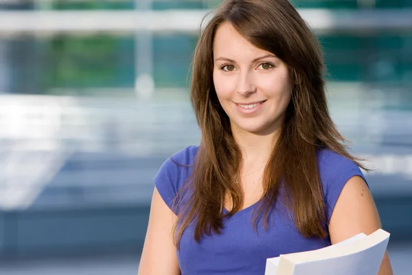 Pretty caucasian girl standing in school — Stock Photo, Image