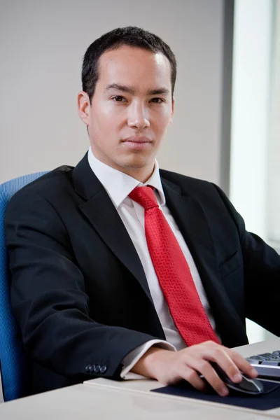 Азиатский бизнесмен с помощью компьютера Лицензионные Стоковые Изображения