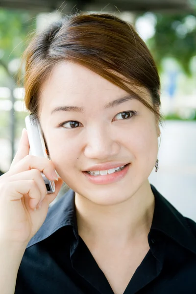 Asiatische Geschäftsfrau mit Telefon Stockfoto