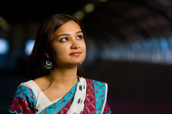 Atrakcyjny dama indyjski w tradycyjnych strojach Zdjęcie Stockowe