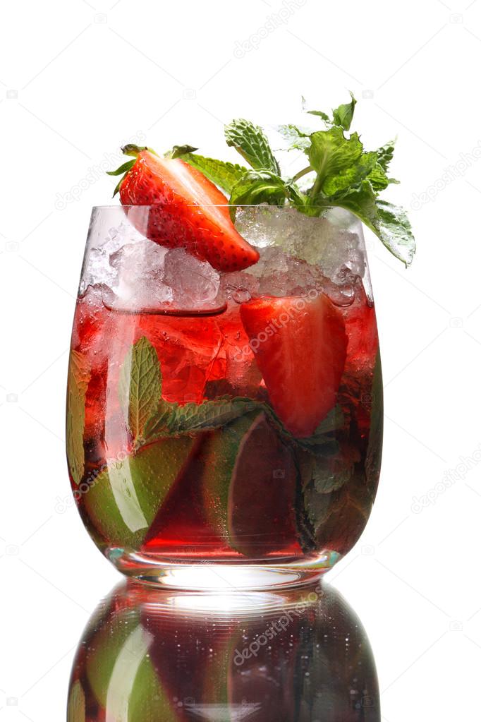 frische Minze und Erdbeere Wasser — Stockfoto © RomarioIen #39480921