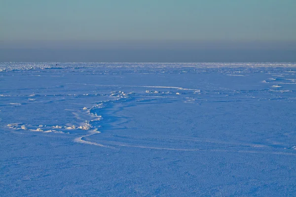Neve no mar Báltico gelo . — Fotografia de Stock
