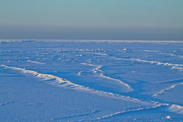 Snö på Östersjön isen. — Stockfoto