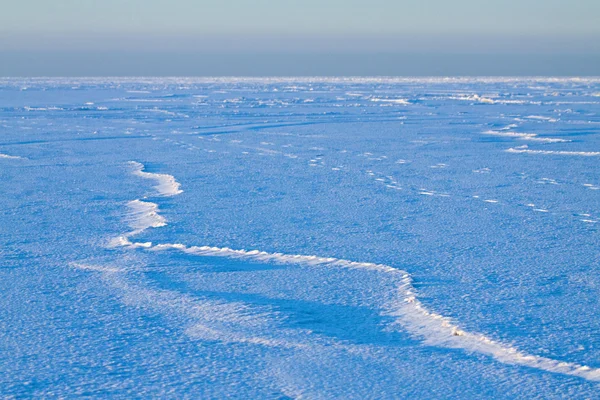 Neige sur la glace de mer Baltique . — Photo