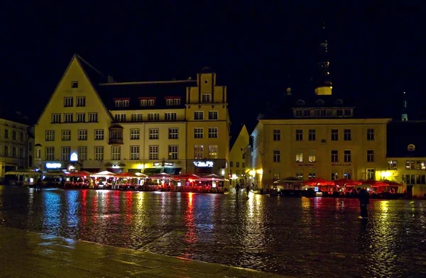 Tallinn Old town in rainy night. — Stock Photo, Image