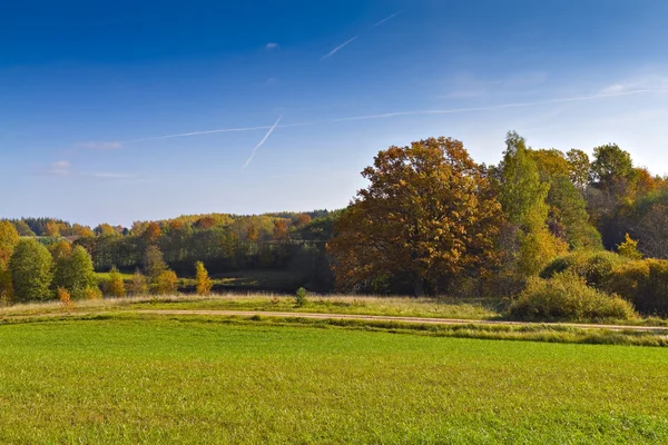 Paisaje rural letón en otoño . — Foto de Stock