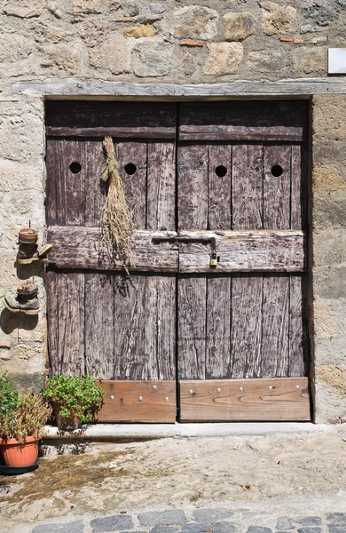 Porta in legno. Bolsena. Lazio. Italia . — Foto Stock