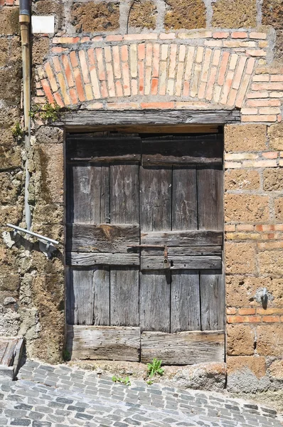 Trädörr. Capranica. Lazio. Italien. — Stockfoto