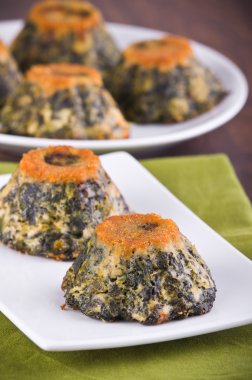 Ispanaklı kek üzerinde beyaz tabak.