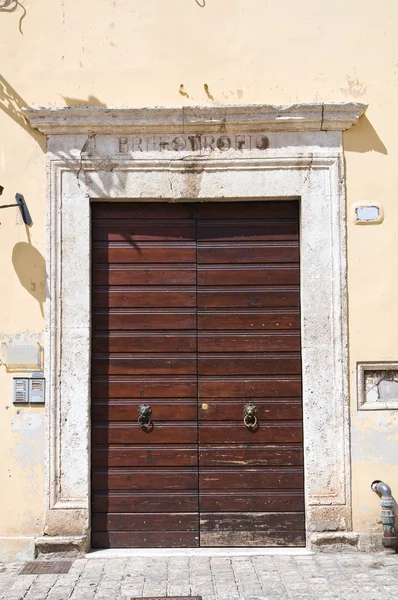 Деревянная дверь. Нарни. Умбрия. Италия . — стоковое фото