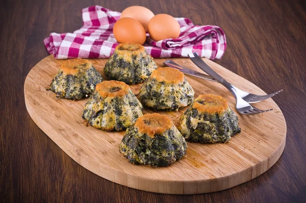 Torte di spinaci sul tagliere di legno . — Foto Stock