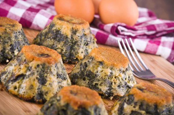 Spinatkuchen auf Holzschneidebrett. — Stockfoto