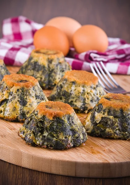Spinach cakes on wooden cutting board. — Stock Photo, Image