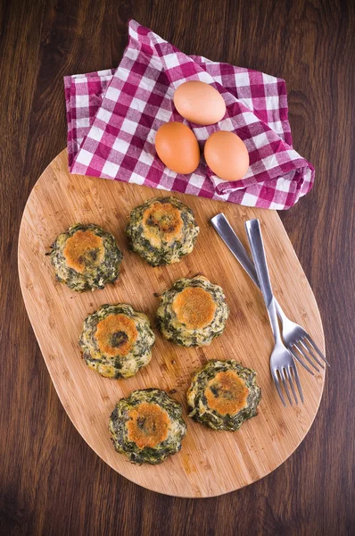 Spinatkuchen auf Holzschneidebrett. — Stockfoto