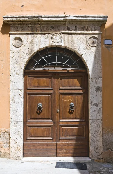 Porta de madeira. Narni. Úmbria. Itália . — Fotografia de Stock