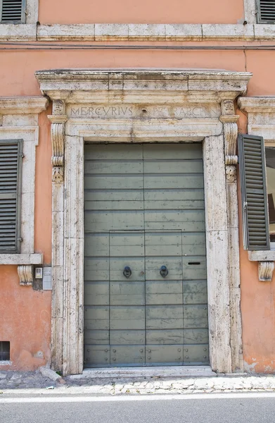 Porta de madeira. Narni. Úmbria. Itália . — Fotografia de Stock