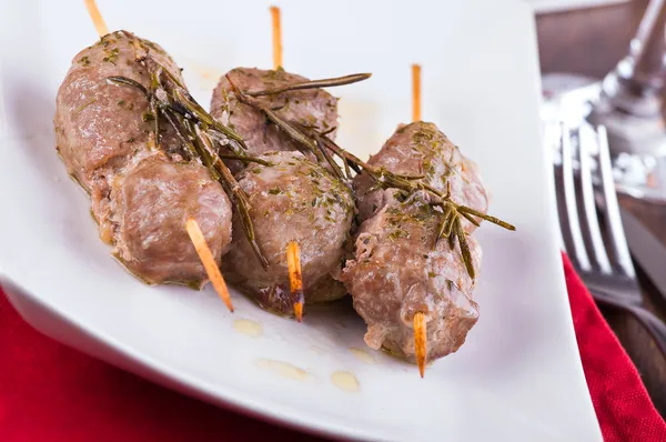 Spiedini di carne su piatto bianco . — Foto Stock