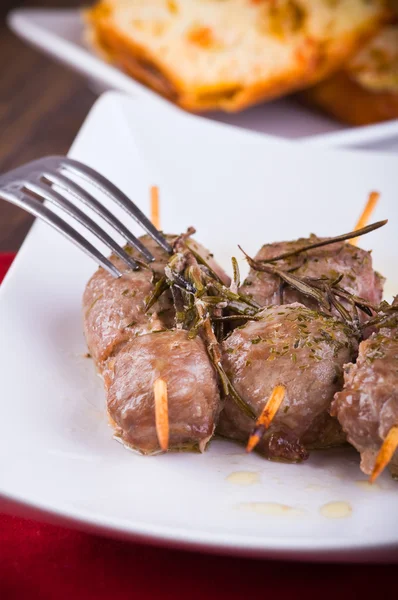 Fleischspieße auf weißem Teller. — Stockfoto