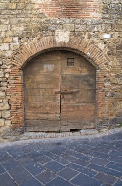 ahşap kapı. San gemini. Umbria. İtalya.