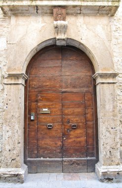 ahşap kapı. San gemini. Umbria. İtalya.
