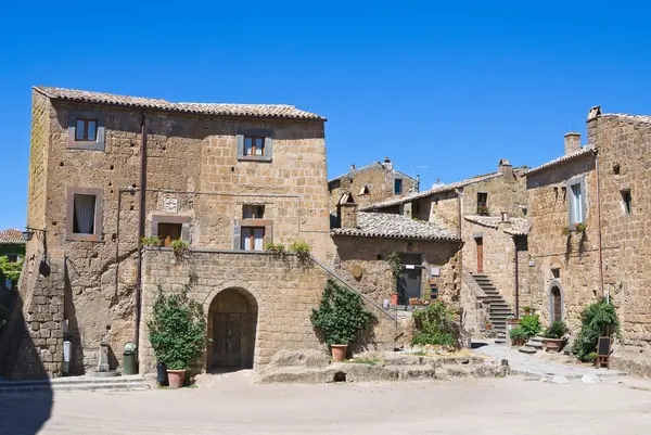 Переулок. Civita di Bagnoregio. Лацио. Италия . — стоковое фото