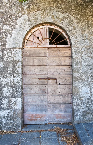 Деревянная дверь. Монтефиасконе. Лацио. Италия . — стоковое фото