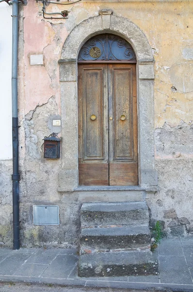 Dřevěné dveře. Soriano nel Cimino. Lazio. Itálie. — Stock fotografie