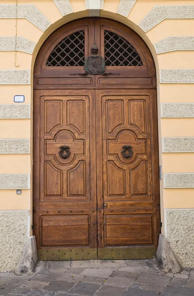 Porta de madeira. Galatina. Puglia. Itália . — Fotografia de Stock