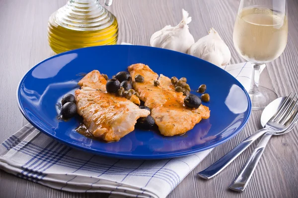 Filete de pescado con aceitunas negras y alcaparras . —  Fotos de Stock
