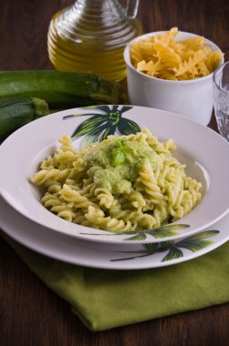 Kabak pesto makarna.