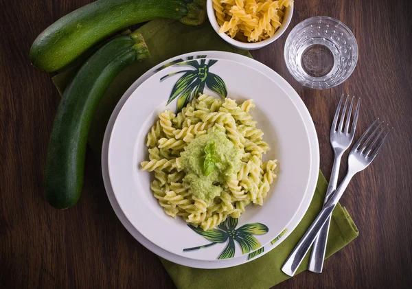 Nudeln mit Zucchini-Pesto. — Stockfoto