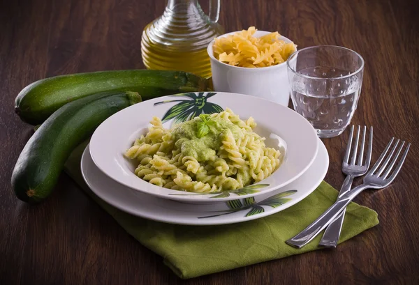 Pasta con pesto di zucchine . — Foto Stock