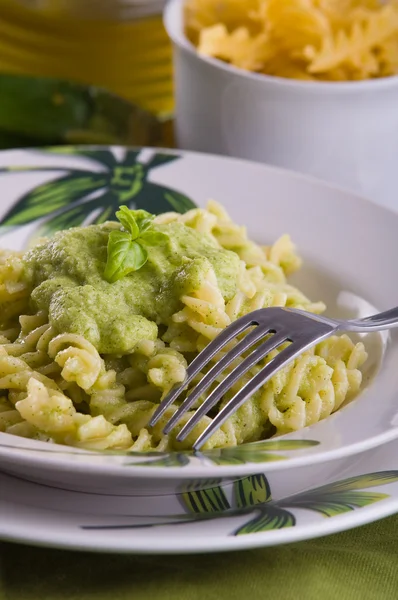 Pasta met pesto courgette. — Stockfoto