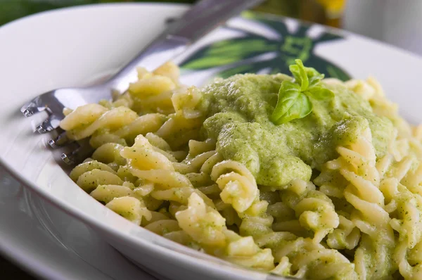 Nudeln mit Zucchini-Pesto. — Stockfoto