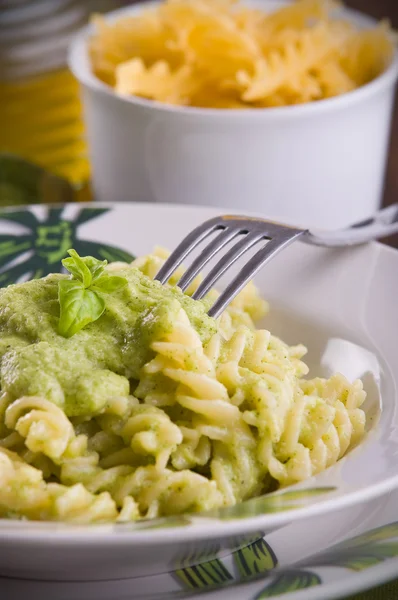 Pasta met pesto courgette. — Stockfoto