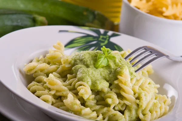 Macarrão com pesto de abobrinha . — Fotografia de Stock