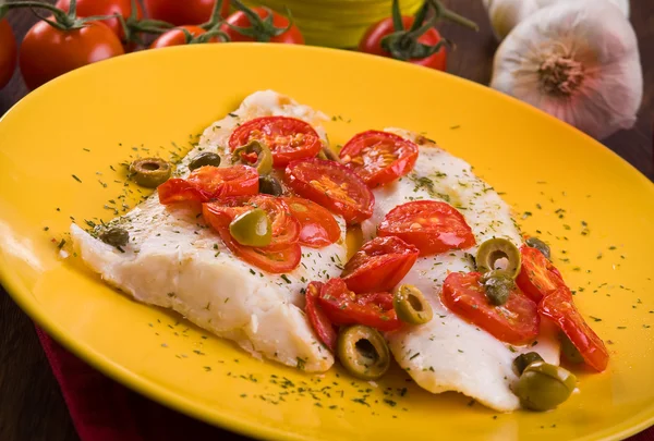 Visfilet met cherry tomaten en olijven. — Stockfoto