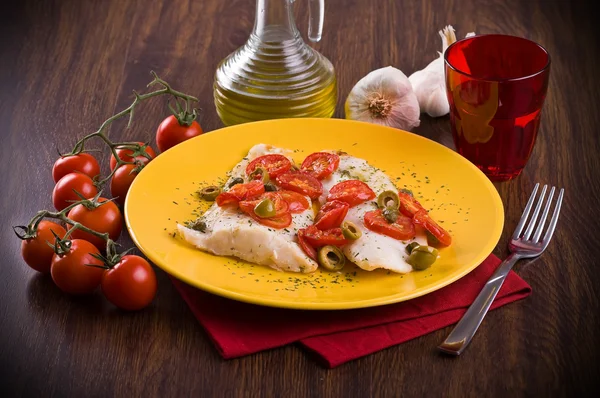 Filete de pescado con tomates cherry y oliva . —  Fotos de Stock