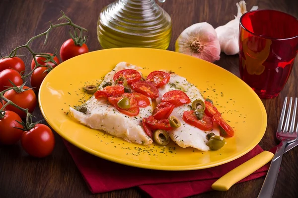 Fischfilet mit Kirschtomaten und Oliven. — Stockfoto