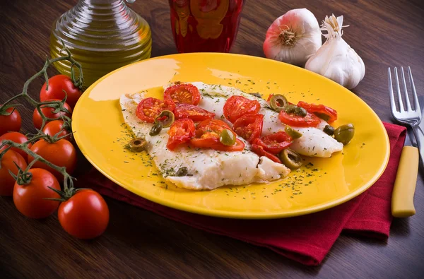 Filé de peixe com tomate cereja e azeitona . — Fotografia de Stock