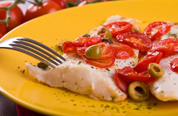 Filetto di pesce con pomodorini e olive . — Foto Stock