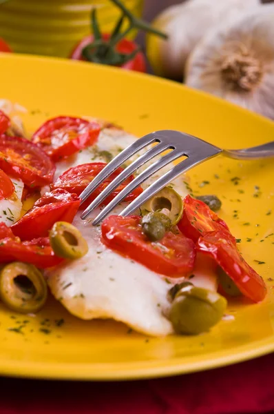 Filetto di pesce con pomodorini e olive . — Foto Stock